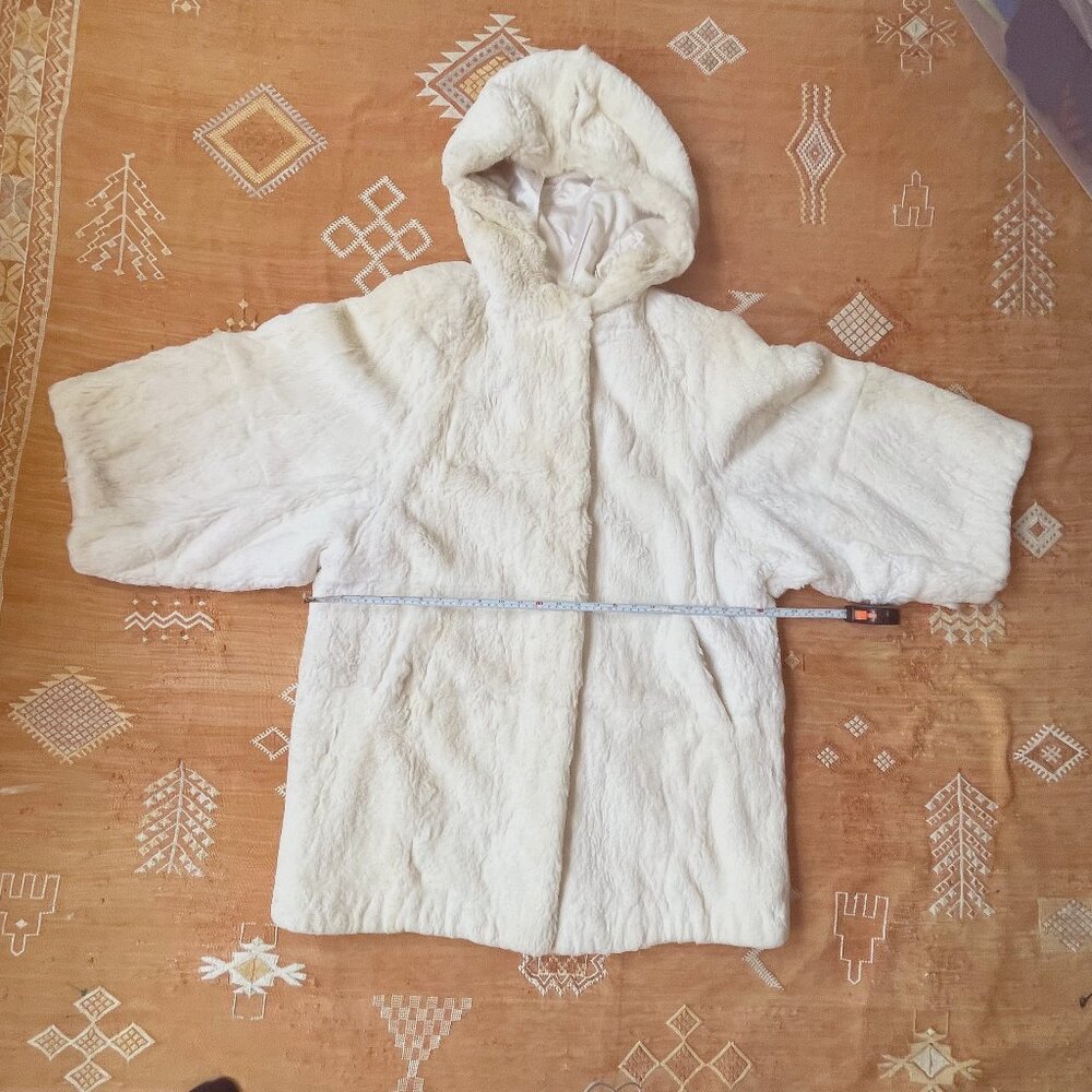 Vintage White Fur Hooded Coat – Oversized Short Sleeve Plush Winter Jacket L-XL